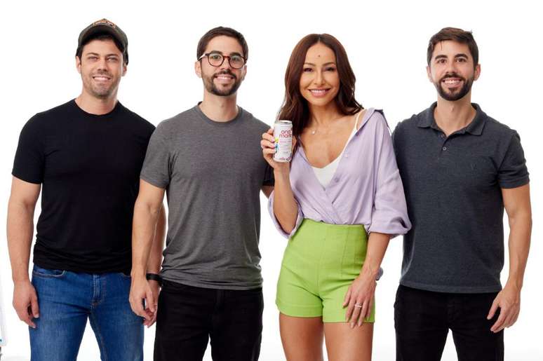 Sabrina Sato e os fundadores da One More (Arthur Guimil ao centro)