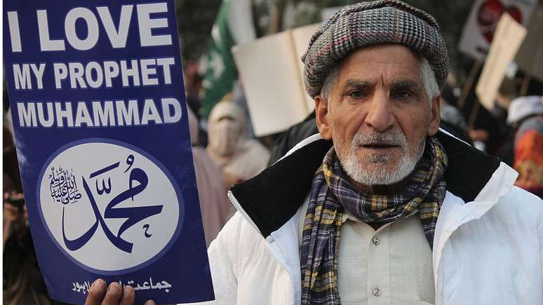 Em 2015, milhares de mu&ccedil;ulmanos protestaram contra caricatura de Maom&eacute; pela revista sat&iacute;rica francesa Charles Hebdo