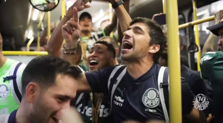 Treinador alviverde comemorou o título da Supercopa do Brasil com os jogadores (Foto: Reprodução/ TV Palmeiras)