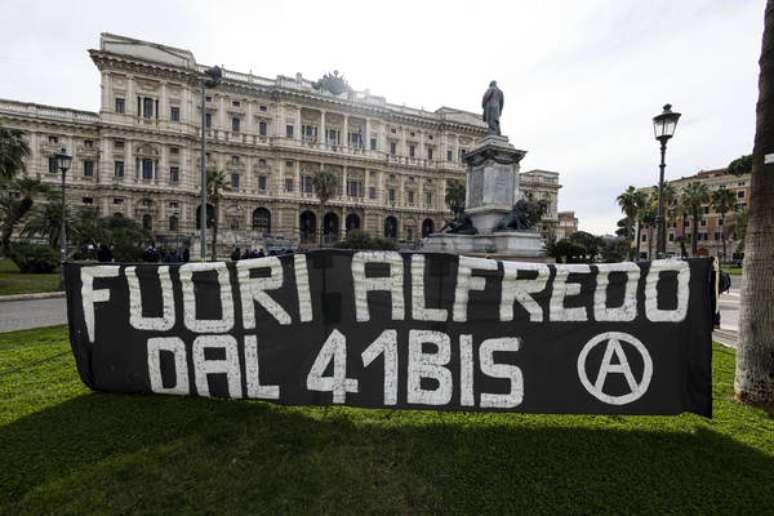 Manifestação em Roma em apoio ao anarquista Alfredo Cospito