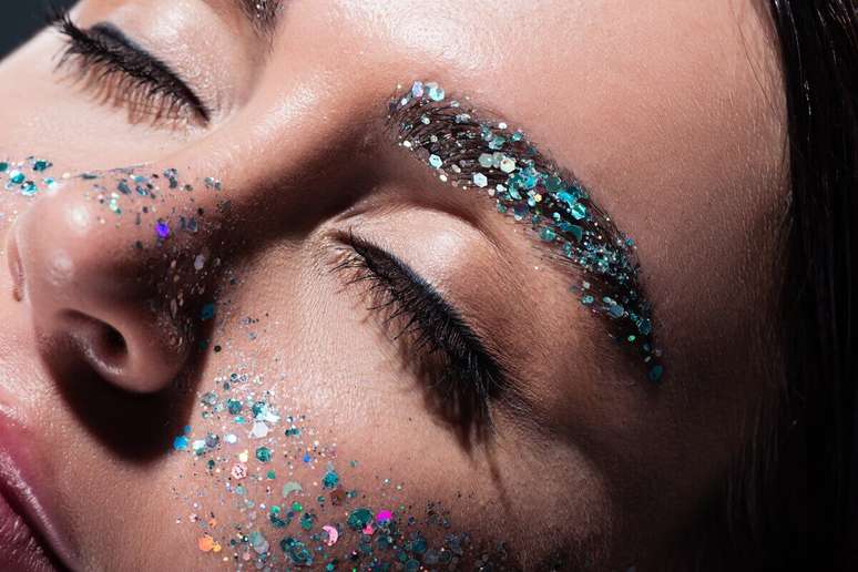 Glitter na sobrancelha é tendência durante o carnaval 