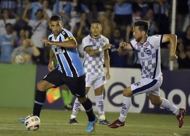 Gr&Atilde;&ordf;mio bate o S&Atilde;&pound;o Jos&Atilde;&copy; e mant&Atilde;&copy;m 100% de aproveitamento no Campeonato Ga&Atilde;&ordm;cho