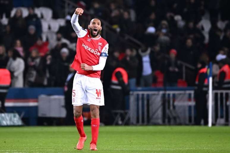 Yunis Abdelhamid esnobou da marcação do Paris Saint-Germain (ANNE-CHRISTINE POUJOULAT / AFP)