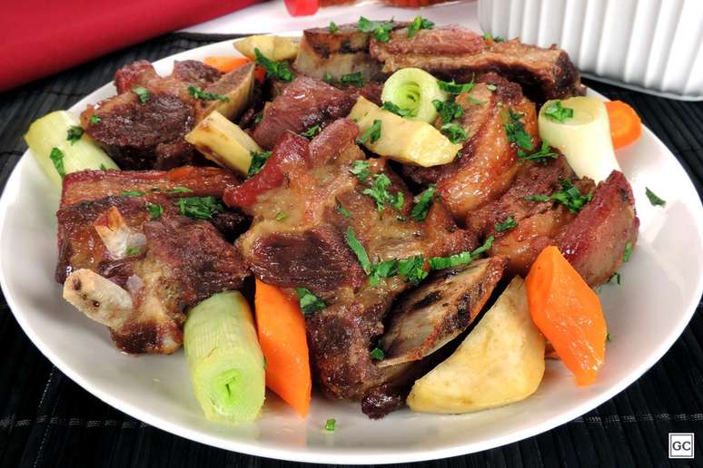 Costela bovina com alho-poró e legumes