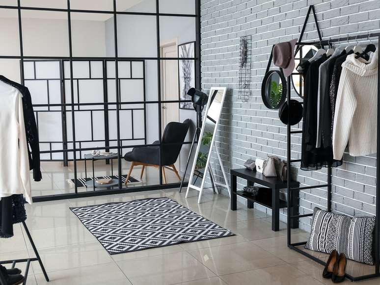 Ambiente integrado com painel vazado 