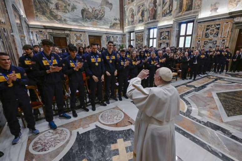 Papa Francisco durante o encontro com membros da Federação Italiana de Vôlei