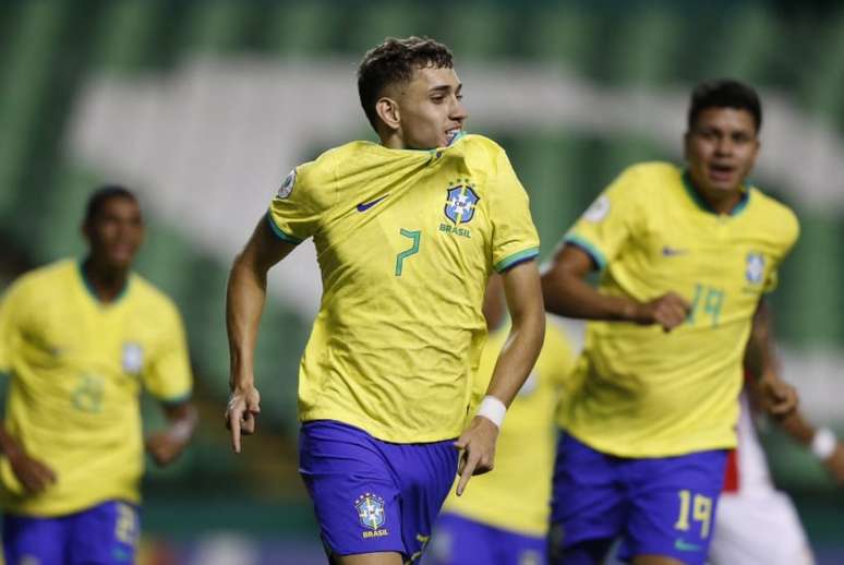 Campo de futebol com escalação da equipe do equador para