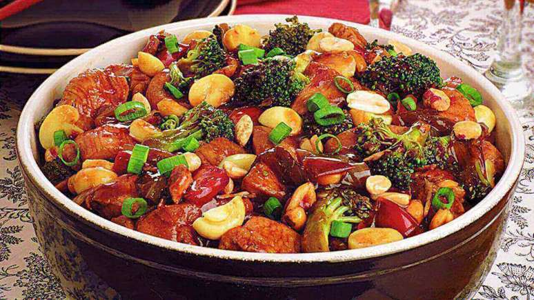 Frango xadrez apimentado &eacute; apenas uma das receitas salgadas que n&atilde;o v&atilde;o no forno