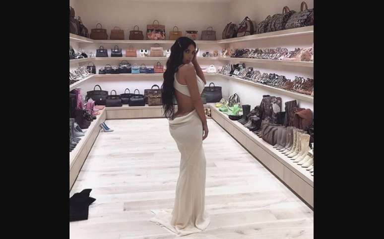 Kim Kardashian é criticada por vender chinelos usados por até R$254