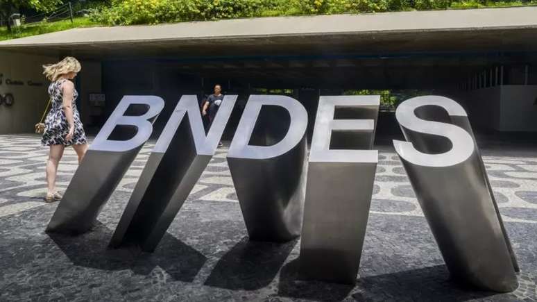 O programa de financiamentos à exportação dos bens e serviços de engenharia brasileiros do BNDES consiste no aporte a empresas brasileiras para executarem serviços no exterior