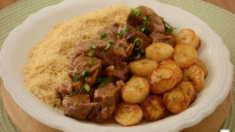 Picadinho de carne com refogado de banana-da-terra – Foto: Guia da Cozinha