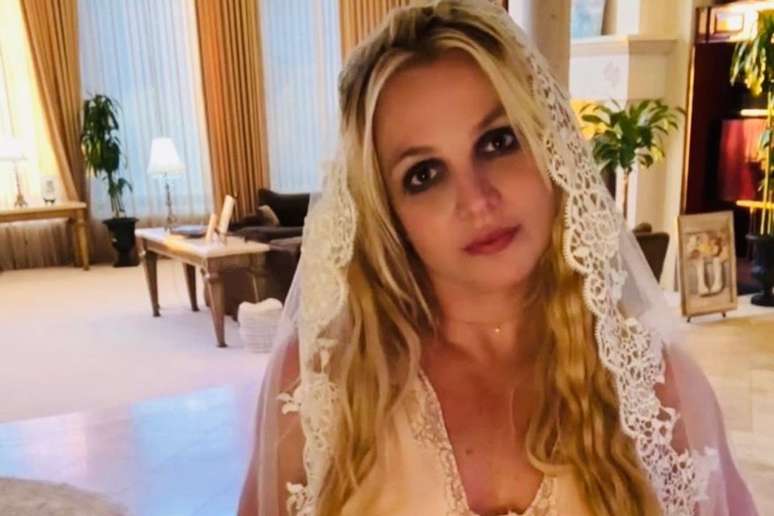 Britney Spears em foto publicada no Instagram, vestida de noiva