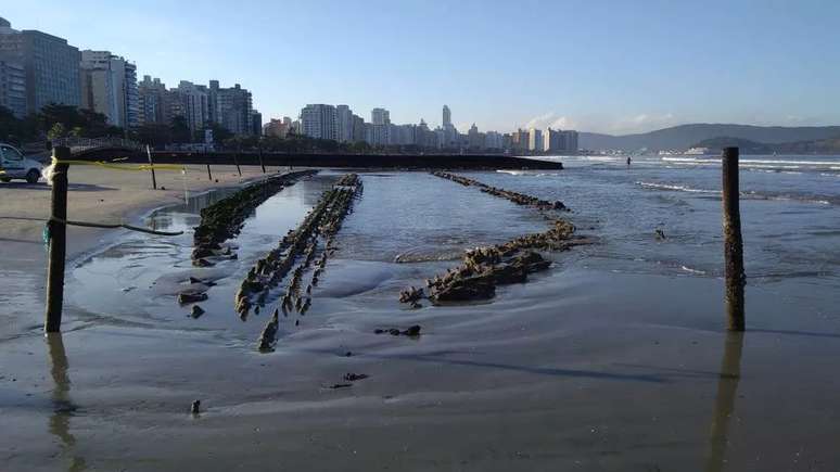 Destroços do veleiro permanecem na areia