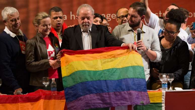 Temas prioritários para a comunidade LGBTQIA+ são segurança, moradia e educação