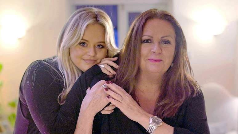 A m&atilde;e de Emily Atack - a comediante Kate Robbins - afirma que as mensagens a deixam preocupada com a seguran&ccedil;a da filha
