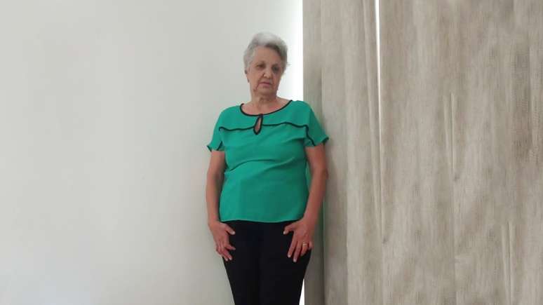 Maria Catelli, 74, sofreu sequelas irreversíveis por causa da hanseníase, como a atrofia dos dedos das mãos, amputação da perna esquerda e de um dedo em cada pé