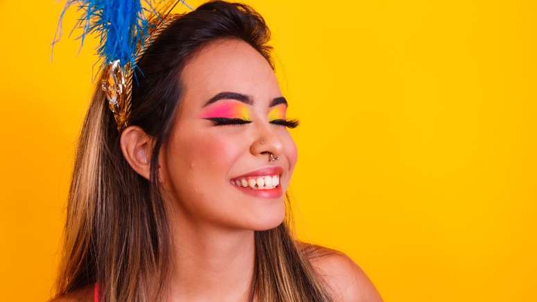 Maquiagem sombra - Carnaval 2020  Ideias de maquiagem, Maquiagem olhos,  Coisas de maquiagem