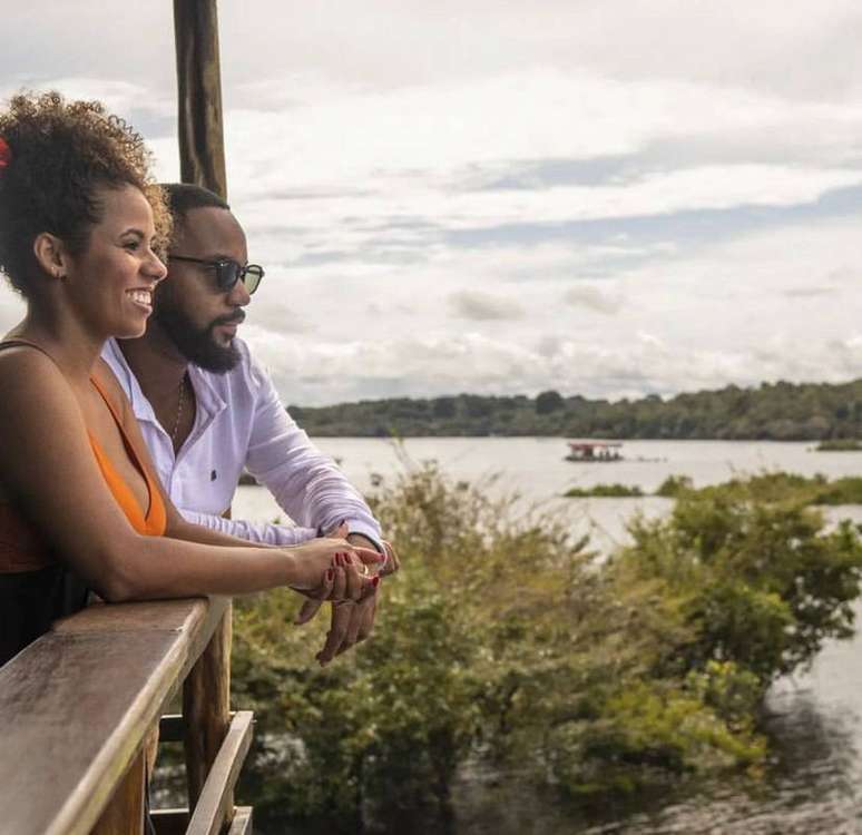 Flávia Queiroz e Robert Richard; noiva flagra marido em aplicativo de relacionamento e pede divórcio.