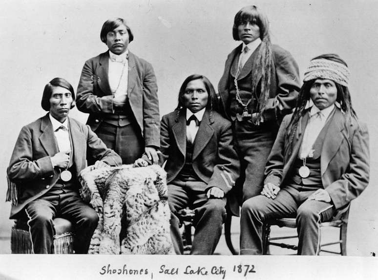 Grupo de shoshones de Utah, nos Estados Unidos, em foto de cerca de 1872
