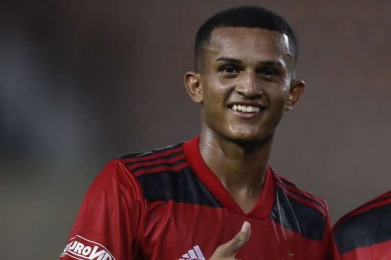 Barcelona negocia com o Flamengo pelo empréstimo do lateral direito Wesley  - Gazeta Esportiva