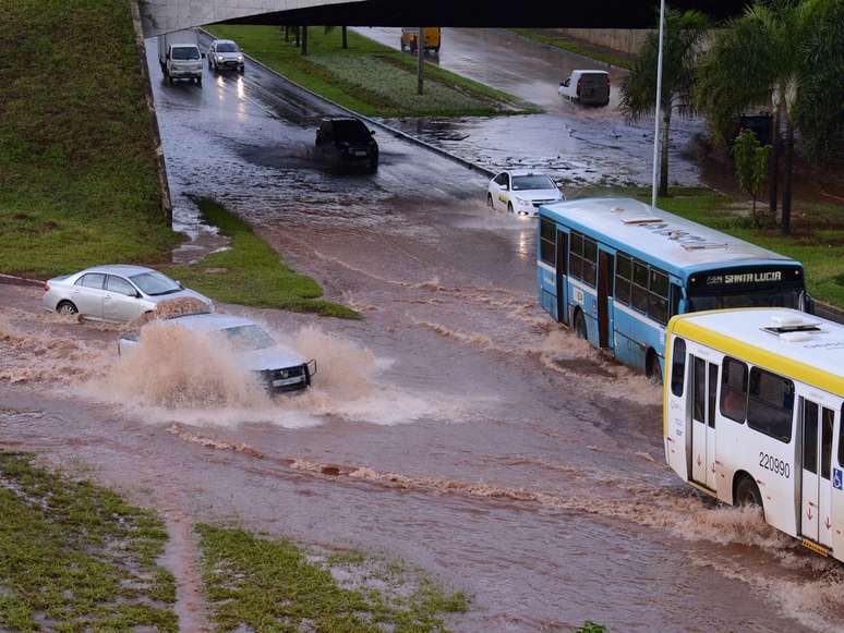 Detran.SP explica como proceder no caso de perda da placa em um alagamento.