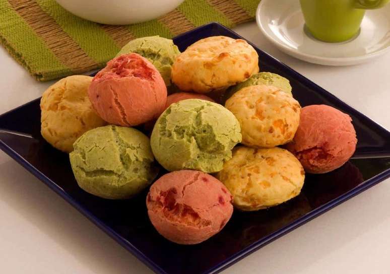 Pães de queijo coloridos são opções divertidas para a lancheira escolar