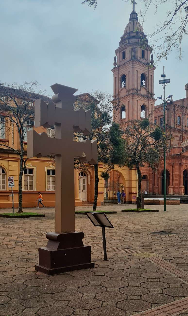 A cruz de quatro bra&ccedil;os &eacute; conhecida mundo afora como 'Cruz de Caravaca' pois, segundo a tradi&ccedil;&atilde;o crist&atilde;, ela teria aparecido por milagre durante uma missa na cidade de Caravaca de la Cruz, na Espanha. No Rio Grande do Sul, ela se popularizou pelo nome de Cruz Missioneira por ter ganho terreno durante as Miss&otilde;es Jesu&iacute;ticas.