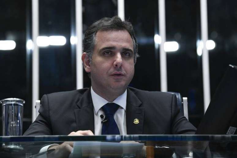 Pacheco tenta a reeleição como presidente do Senado com apoio do presidente Lula.