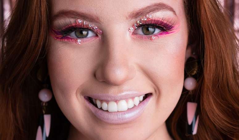Carnaval com brilho! Esses 4 truques de maquiagem do TikTok vão te ajudar colar strass sem perrengues.