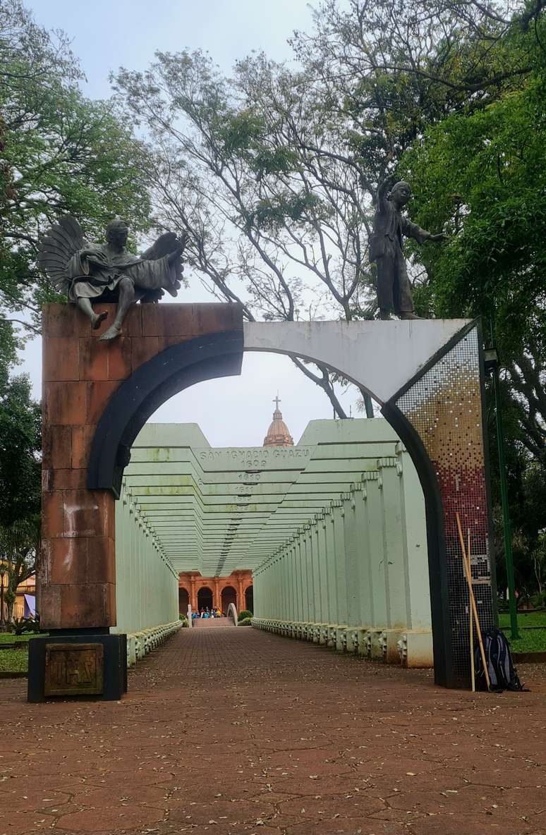 No p&oacute;rtico da Pra&ccedil;a Pinheiro Machado, a transi&ccedil;&atilde;o entra pedra, concreto e pastilha de cer&acirc;mica simboliza o passado, presente e futuro do povo missioneiro.