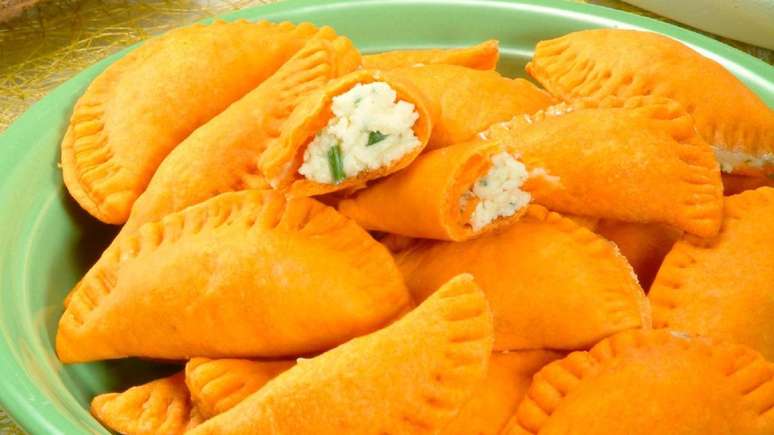 Pastelzinho de tomate recheado com queijo