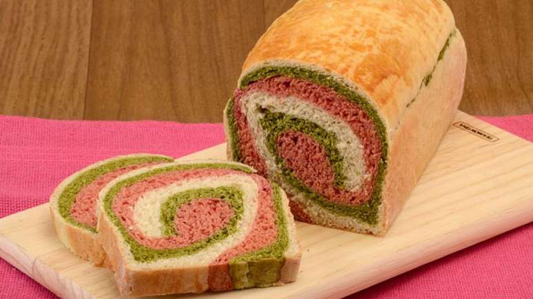 Colorful spinach and beetroot bread