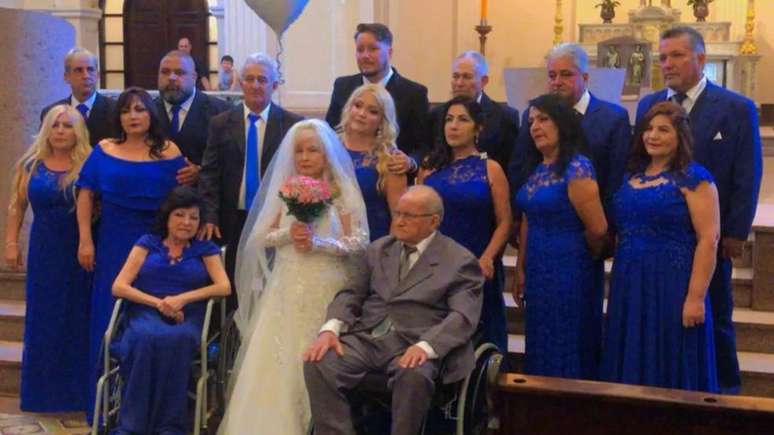 Felizes para sempre: idosos têm casamento na igreja após 60 anos juntos.