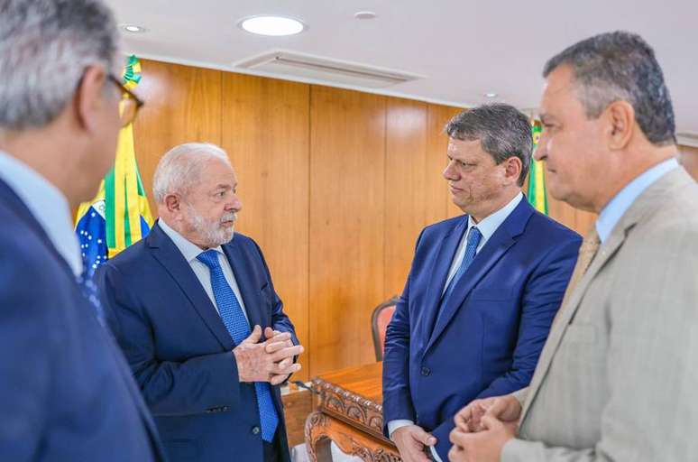 BRASILIA DF NACIONAL 11-01-2023 LULA TARCISIO Conversei hoje com o governador de São Paulo, @tarcisiogdf Na campanha, falei que respeitaria e trabalharia com todos os governadores, pelo bem do Brasil. É o que estamos fazendo. NA FOTO LULA E TARCISIO DE FREITAS FOTO RICARDO STUCKERT-PR