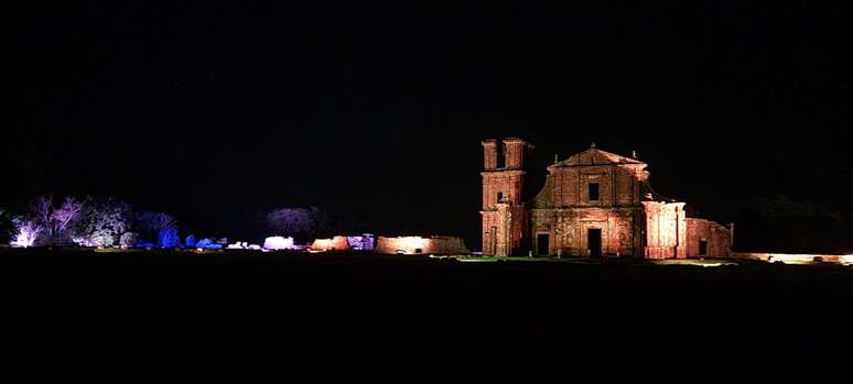 Durante o Espet&aacute;culo de Som e Luz, diferentes partes do S&iacute;tio Arqueol&oacute;gico de S&atilde;o Miguel Arcanjo s&atilde;o iluminados, dependendo do personagem.