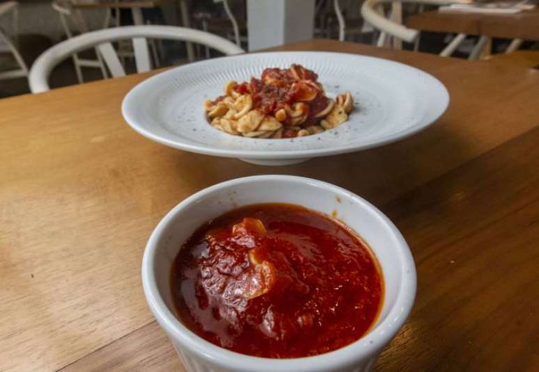 Um molho de tomate pelado que vai muito bem com um prato de massa