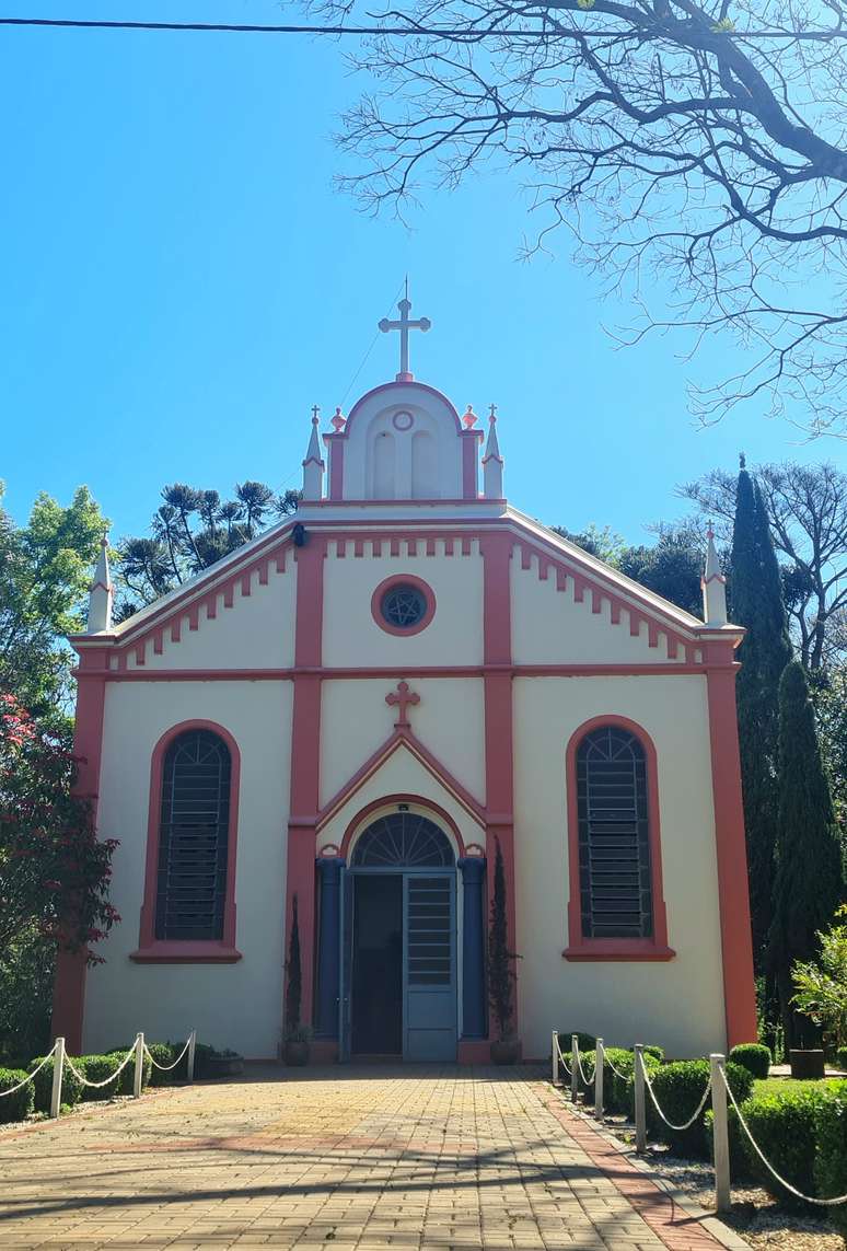 Para marcar o ponto exato do mart&iacute;rio de Roque Gonz&aacute;lez, Afonso Rodrigues e Jo&atilde;o de Castilho, a pequena igreja do Caar&oacute; foi constru&iacute;da sob um morro, cercada por mata nativa e propriedades rurais.