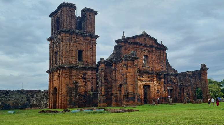 Logo de cara, o que mais chama aten&ccedil;&atilde;o no S&iacute;tio Arqueol&oacute;gico de S&atilde;o Miguel Arcanjo &eacute; a catedral, com grande parte das paredes externas e da fachada em p&eacute;.