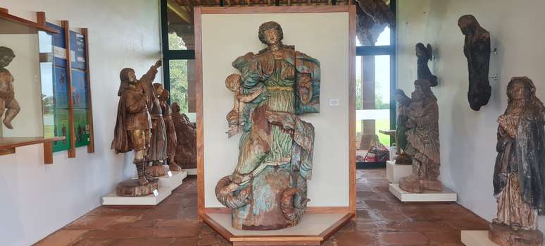 Projetado por Lucio Costa, o pequeno museu do s&iacute;tio arqueol&oacute;gico exp&otilde;e pe&ccedil;as que adornavam as igrejas missioneiras.