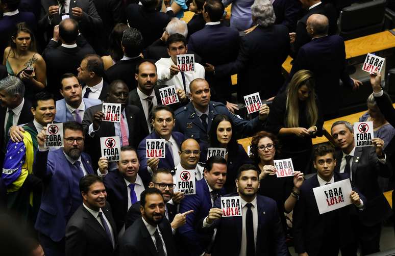 Grupo de parlamentares da oposição carregam cartazes com os dizeres: 'Fora Lula' durante a cerimônia de posse da 57ª Legislatura da Câmara dos Deputados