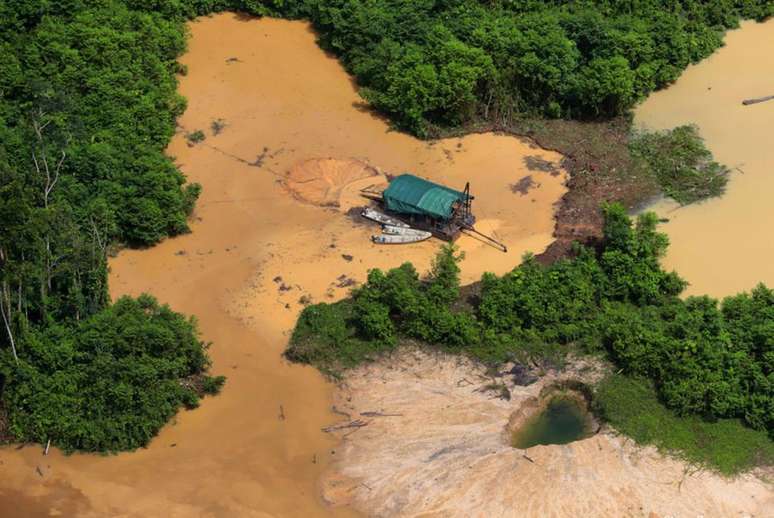 O mercúrio, usado na extração de ouro e cassiteria, polui os rios, mata os peixes e também contamina os indígenas. 