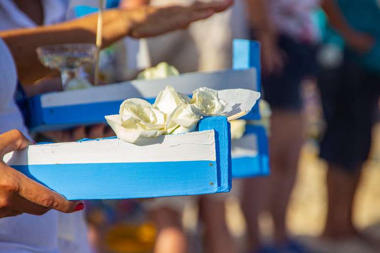 Oferecer barco com presentes para Iemanjá ajuda a atrair sorte no amor 
