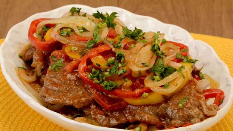 Bife ao molho com legumes na press&atilde;o