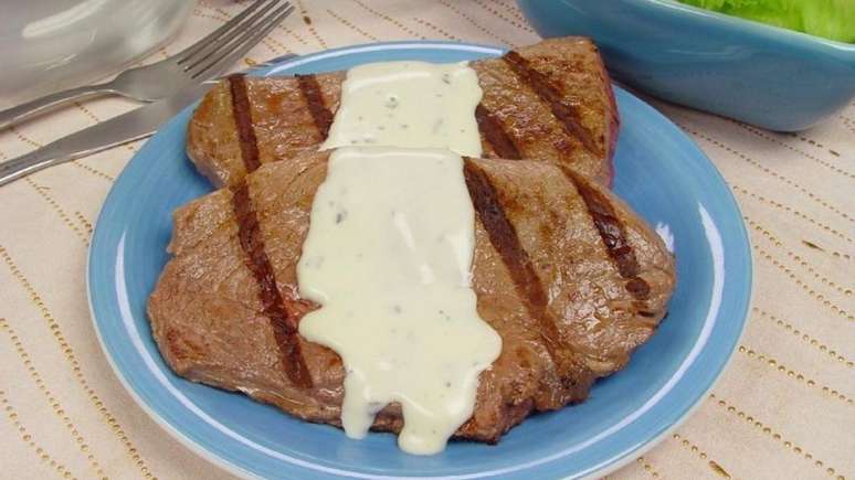 Bife com molho 3 queijos