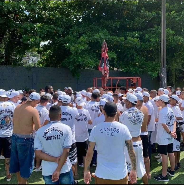 Integrantes de organizada do invadiram o CT Rei Pel&eacute; na manh&atilde; desta quinta-feira.