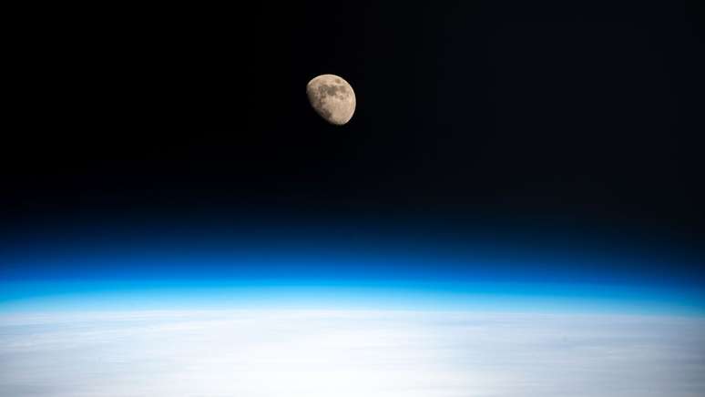 Why don’t we see stars in images of the Moon and the ISS?