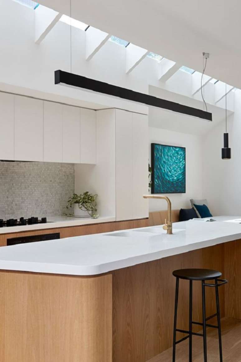 31. Arm&aacute;rio de cozinha suspenso planejado com bancada de corian &ndash; Foto Casf Surfaces