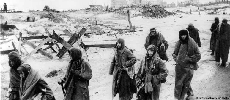 Congelados e famintos, soldados alem&atilde;es deixam o que sobrou de Stalingrado em 1943