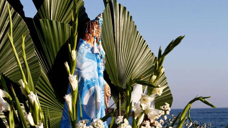 Pe&ccedil;a ajuda &agrave; Rainha do Mar para atrair um amor -