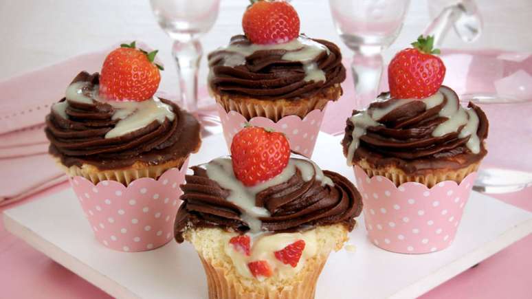 Cupcake bombom de morango